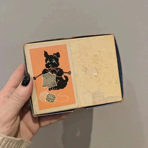 Vintage playing card deck with dog design - Picture 2 of 5